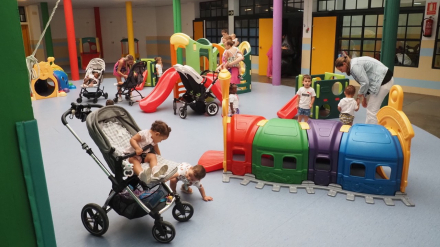 Niños jugando en una escuela infantil