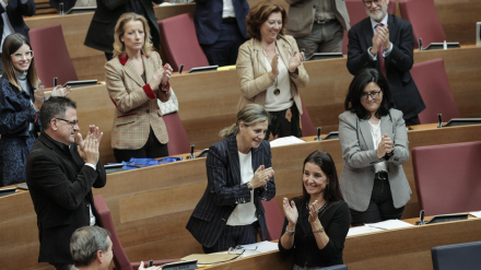 Diputados autonómico aplauden a la consellera de Hacienda durante un pleno de las Cortes