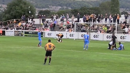 Tom Derry golpea al portero rival.