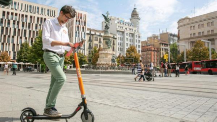 Imagen de archivo de un patinete en la Plaza de España de Zaragoza