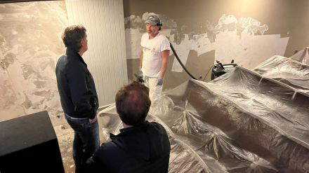 El alcalde de Ortigueira, de espaldas, visitó las obras