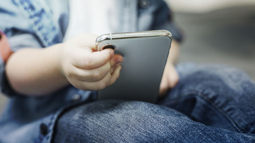 Un niño con un teléfono móvil