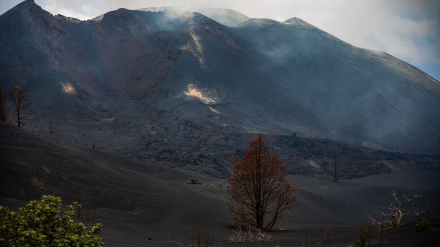 Vistas del volcán Tajogaite desde el camino habilitado para los turistas que sale desde el Llano del Jable