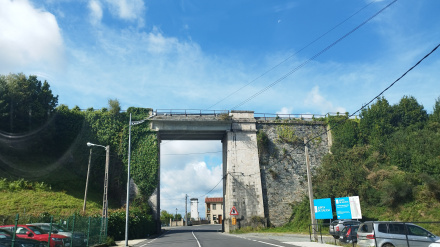 El puente de la vía del tren, uno de los símbolos del núcleo urbano de Oza-Cesuras
