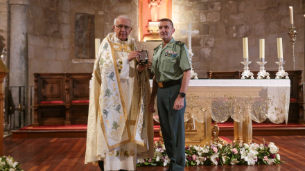 Momento de la entrega del broche