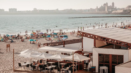 Uno de los chiringuitos en la playa de Cádiz