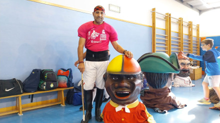 El Morico antes de salir a encorrer a los niños en el colegio Marie Curie
