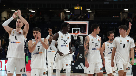 MADRID, 10/10/2024.- Los jugadores del Real Madrid celebran la victoria con la afición tras el encuentro de Euroliga que Real Madrid y el Partizán de Belgrado disputaron este jueves en el WiZink Center, en Madrid. EFE/ Kiko Huesca