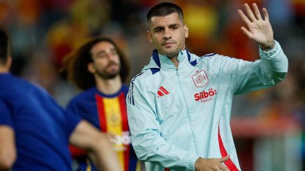 Álvaro Morata saluda a la grada del estadio Nuevo El Arcángel de Córdoba en los momentos previos del España - Serbia