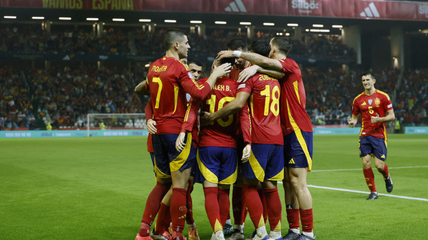 CÓRDOBA, 15/10/2024.- Los jugadores de la selección española celebran el gol de Álex Baena, tercero del equipo, durante el partido correspondiente a la fase de grupos de la Liga de Naciones que las selecciones de España y Serbia disputan este martes en el estadio Nuevo Arcángel, en Córdoba. EFE/Julio Muñoz