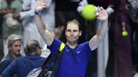 Rafa Nadal saluda al público presente en el torneo de exhibición de Arabia Saudí