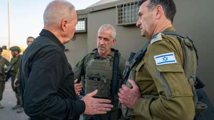 El ministro de Defensa de Israel, Yoav Gallant (i), conversa con el jefe del Estado Mayor del Ejército israelí, Herzi Halevi (d), junto al jefe del Shin Bet, Ronen Bar (c), en la frontera con Gaza. El Ejército de Israel confirmó este jueves, minutos después de que lo hiciera el ministro de Exteriores, Israel Katz, la muerte del líder de Hamás, Yahya Sinwar, en un encuentro con tropas ayer en el sur de la Franja.