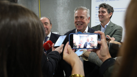 Gómez Caamaño durante la visita que realizó al centro de salud de Fingoi