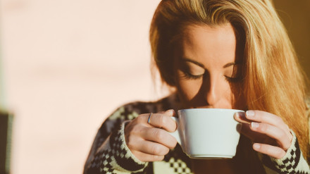 Una chica tomando café