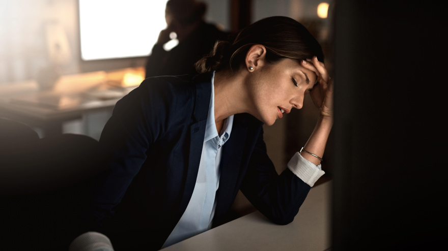 Cansancio, mujer o estrés por horas extras, agotamiento o falla del mismo, cuestión digital o de software en la oficina