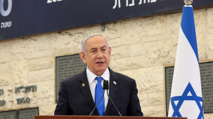 El primer ministro israelí, Benjamin Netanyahu, habla durante una ceremonia conmemorativa que marca el primer aniversario del calendario hebreo del ataque de Hamas que desencadenó la guerra actual en Gaza, en el cementerio militar del Monte Herzl en Jerusalén, el 27 de octubre de 2024.