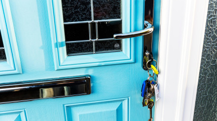Llaves en la puerta, llaves en la cerradura, llaves, seguridad, cerradura de la puerta, manojo de llaves, llaves de la puerta de la casa, cerradura de la puerta de la casa, manija de la puerta, buzón, puerta compuesta, llave