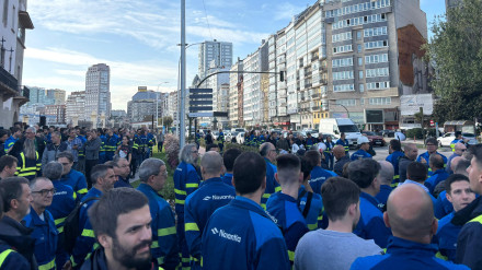 Los operarios de Navantia ante el edifico de la Delegación del Gobierno en A Coruña
