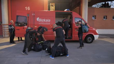 Bomberos de Bizkaia preparando la salida hacia valencia