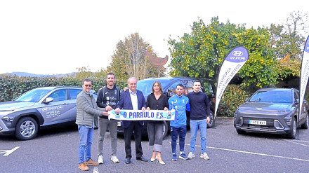 Integrantes de O Parrulo y Hyupersa Finisterre Motor durante la entrega de los tres vehículos