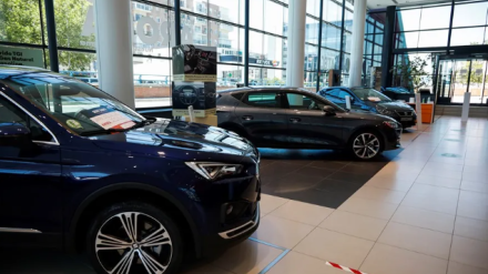 Coches en un concesionario de Cantabria