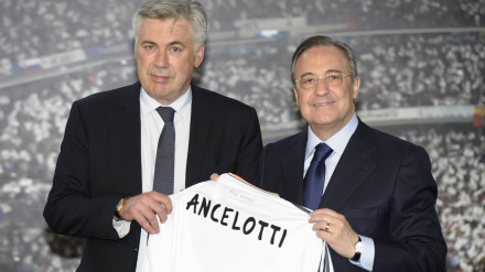 Carlo Ancelotti posa junto a Florentino Pérez en su presentación como entrenador del Real Madrid en 2014.