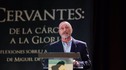 El escrito Arturo Pérez-Reverte ha pronunciado la conferencia inaugural 'El soldado Cervantes' en las Jornadas Cervantinas --organizadas por la Fundación Cajasol-- en la que ha hecho un repaso de la vida y obra de Miguel de Cervantes.
POLITICA 
ROCÍO RUZ/EUROPA PRESS