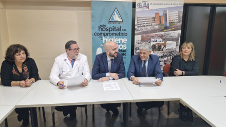 Firma del acta de replanteo del inicio de las obras de radioterapia y rehabilitación en el Hospital del Bierzo de Ponferrada
