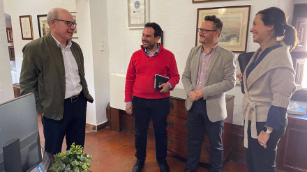 El rector de la UGR, Pedro Mercado, primero por la derecha en la imagen, con miembros de su equipo en el Rectorado