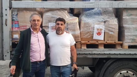 Manolo Otero y Juan Rivas con el camión cargado de ayuda humanitaria para valencia