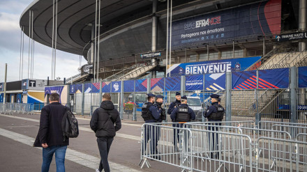 La policía francesa ya vigilas los alrededores del 'Stade de France'.