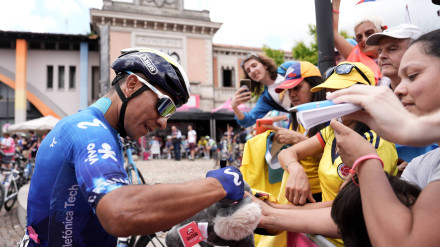 Nairo Quintana firma autógrafos a un grupo de aficionados.