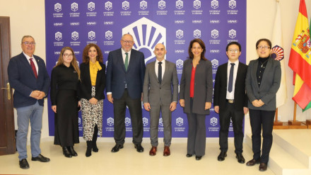 Manuel Torralbo y Francisco Bernal (centro), tras la firma del convenio.