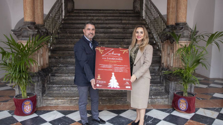 Juan Manuel Poyato y Narci Ruiz muestran el cartel de 'Zuheros por zambombá'.

DIPUTACIÓN DE CÓRDOBA