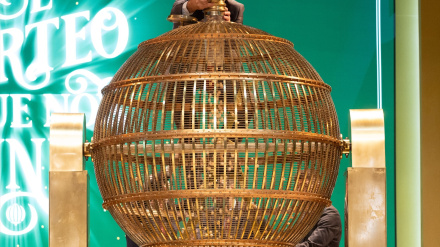 Un hombre prepara el bombo para el Sorteo Extraordinario de la Lotería de Navidad 2023 en el Teatro Real de Madrid, a 22 de diciembre de 2023