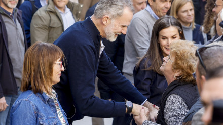 Los reyes Felipe y Letizia, y la alcaldesa de Chiva Amparo Fort (i), durante su visita a la localidad valenciana de Chiva este martes. EFE/