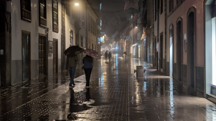 Imagen de gente caminando bajo la lluvia. Imagen: Bryan Estupiñán