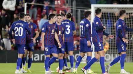 Los futbolistas del Eldense celebran el 1-0 frente al Huesca.