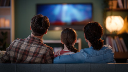 Una familia disfruta de la TV.