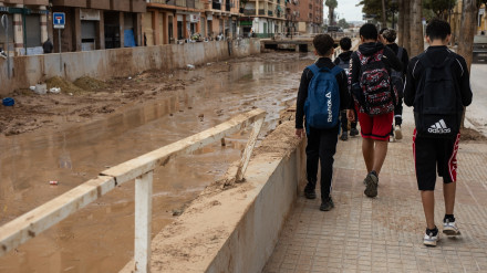 Niños yendo al colegio tras la DANA