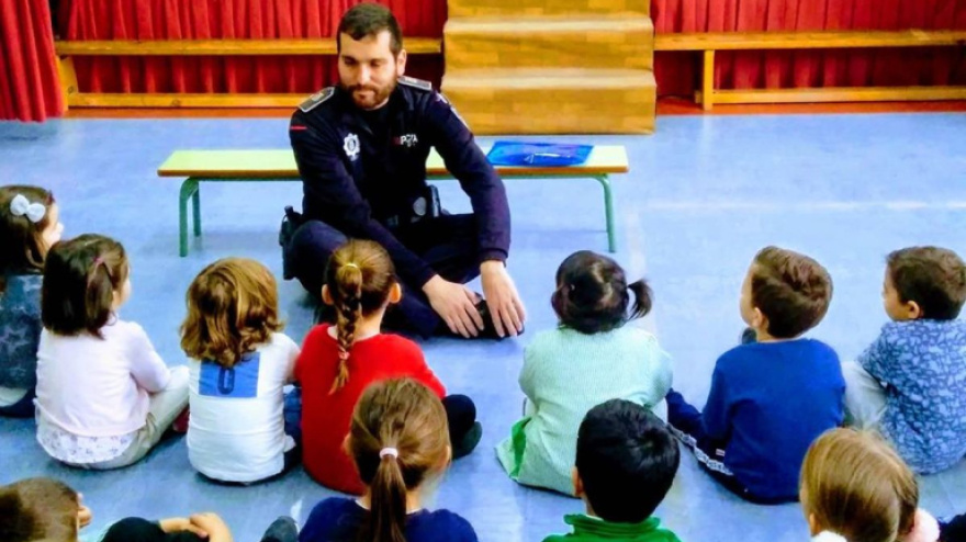 Víctor Navarro en una charla con niños