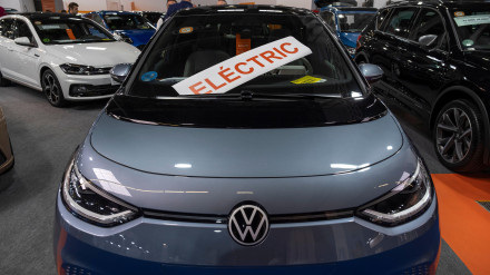 Se ve un vehículo usado marcado con la característica de coche eléctrico. La feria de vehículos de ocasión se celebra anualmente en el recinto ferial de Plaza de España. El Salón de Ocasiones reúne a más de 2.000 coches a la espera de unos 20.000 potenciales compradores