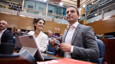 El secretario general del PSOE-M, Juan Lobato, y la exdiputada socialista Pilar Sánchez Acera