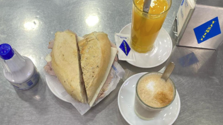 Desayuno en el bar Yazmina