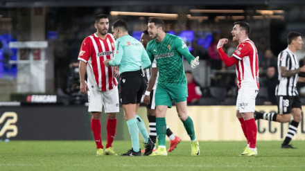 Rubén Yáñez protesta su expulsión en el Cartagonova.