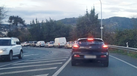 Varios vehículos durante las retenciones de este miércoles