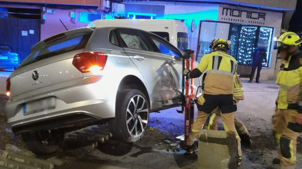 El vehículo subido al bordillo en Narón