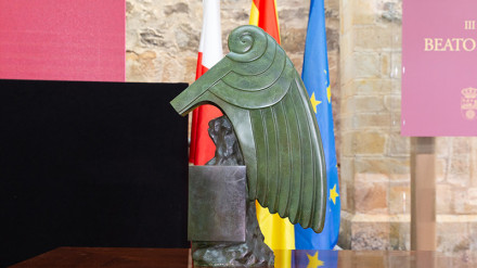 Estatua de bronce, obra de la artista cántabra Mercedes Rodríguez Elvira.