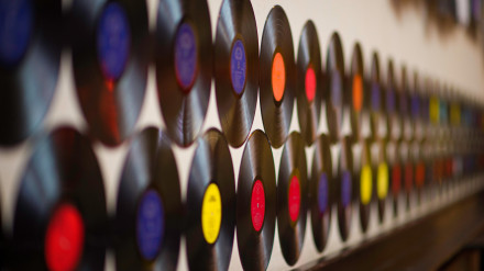 Discos de vinilo colgados en una pared en el pub Brewhouse de Cardiff