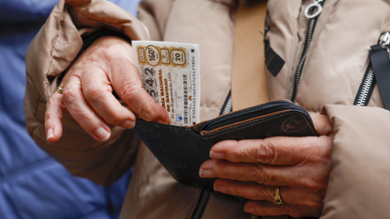 Una mujer compra Lotería de Navidad en Zaragoza